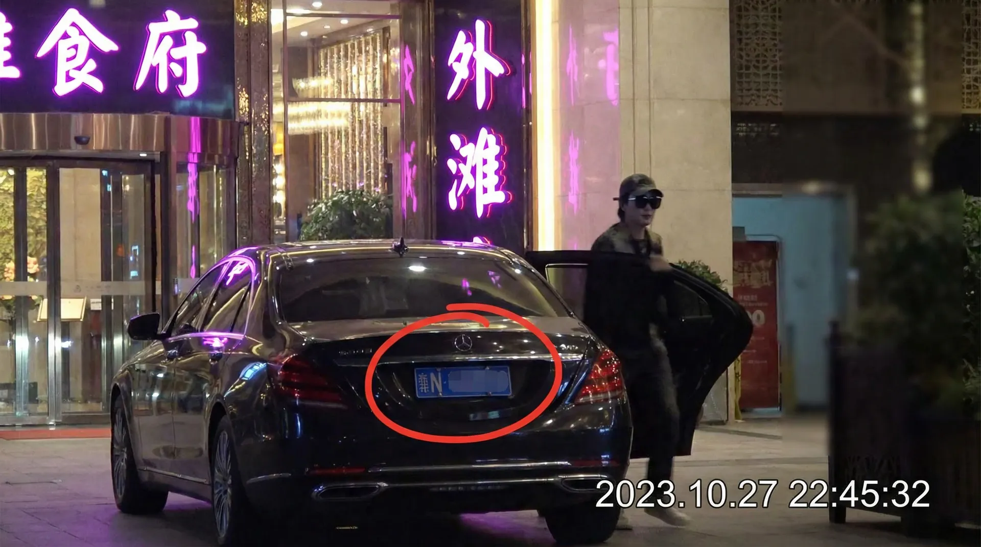 bob半岛平台娱乐 - 豪车餐厅外偷拍
